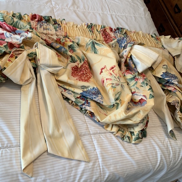 Elegant Custom-made Valence + Thick Rod | Buttercream yellow & floral - Picture 3 of 3